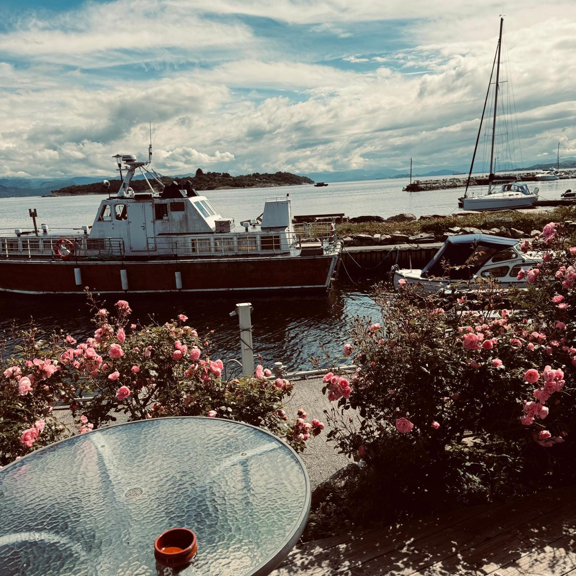 Sjoberg Hotell Og Ferie Leiligheter Østhusvik 외부 사진